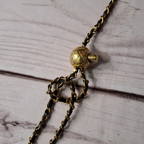 Black Quilted Chain Shoulder Bag - Picture 2 of 11